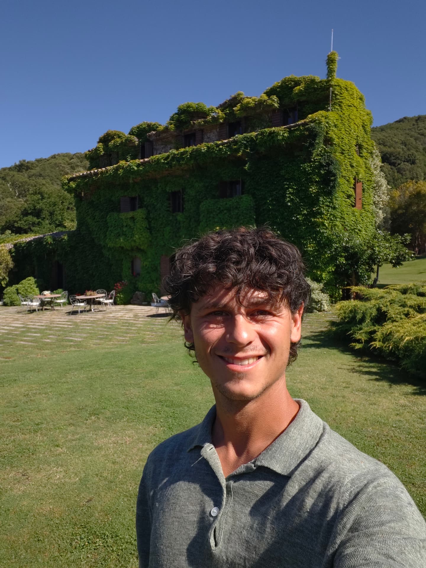 Simone davanti alla villa
