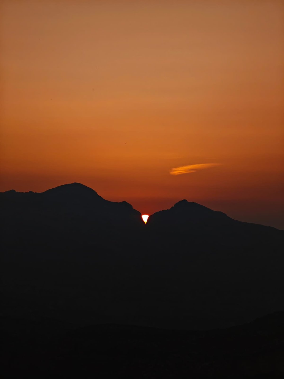 Ultimo sole tra le creste dei monti