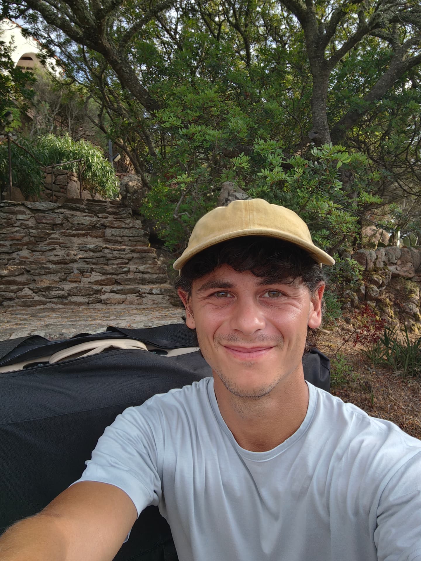 Simone nel verde del giardino
