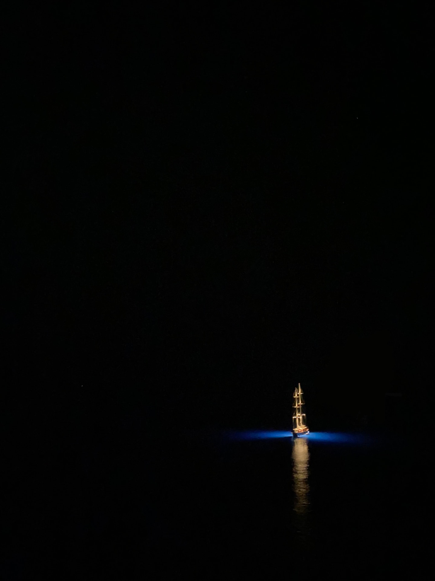 Barca illuminata nella notte
