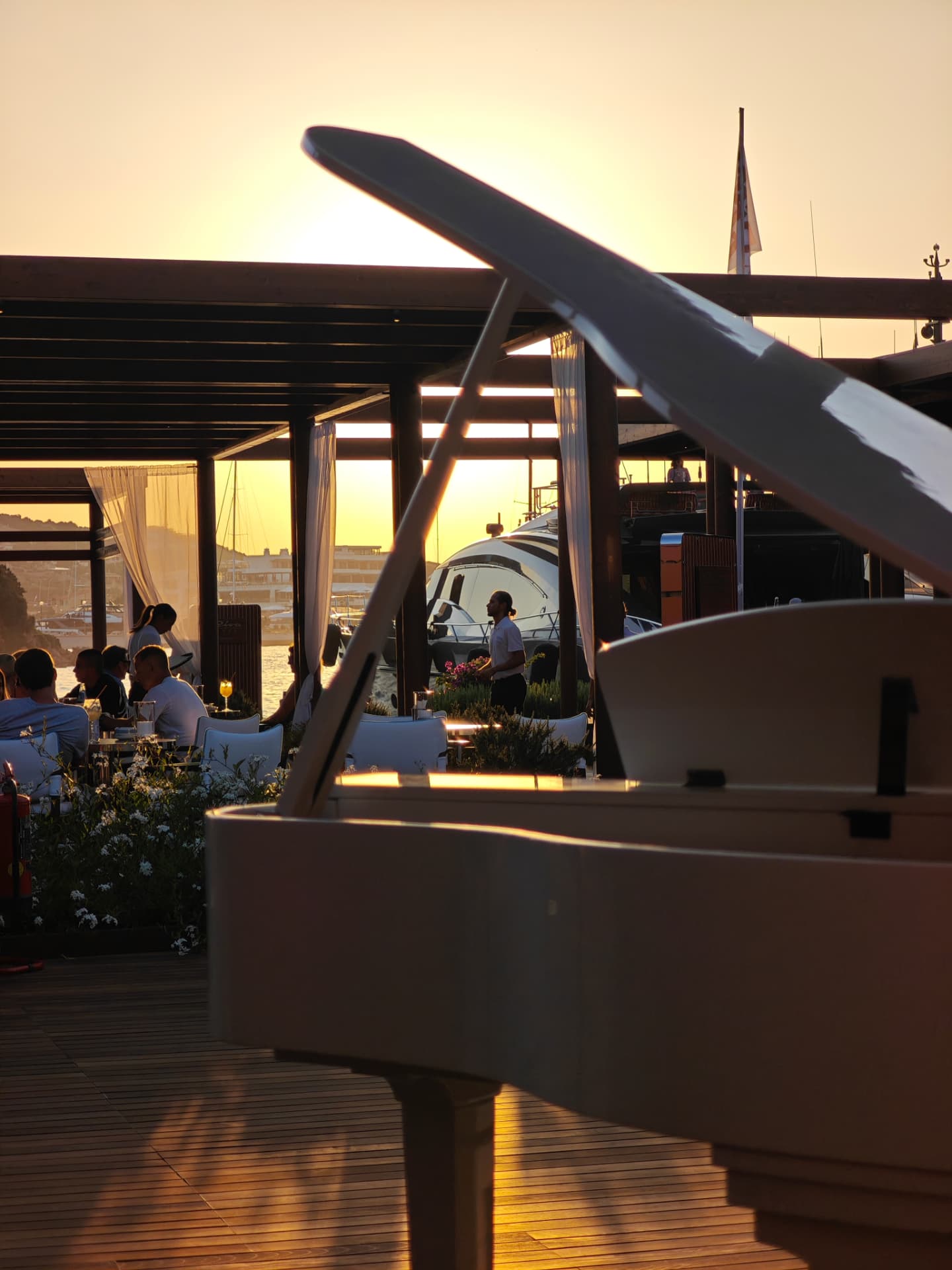 Tramonto dorato al porto