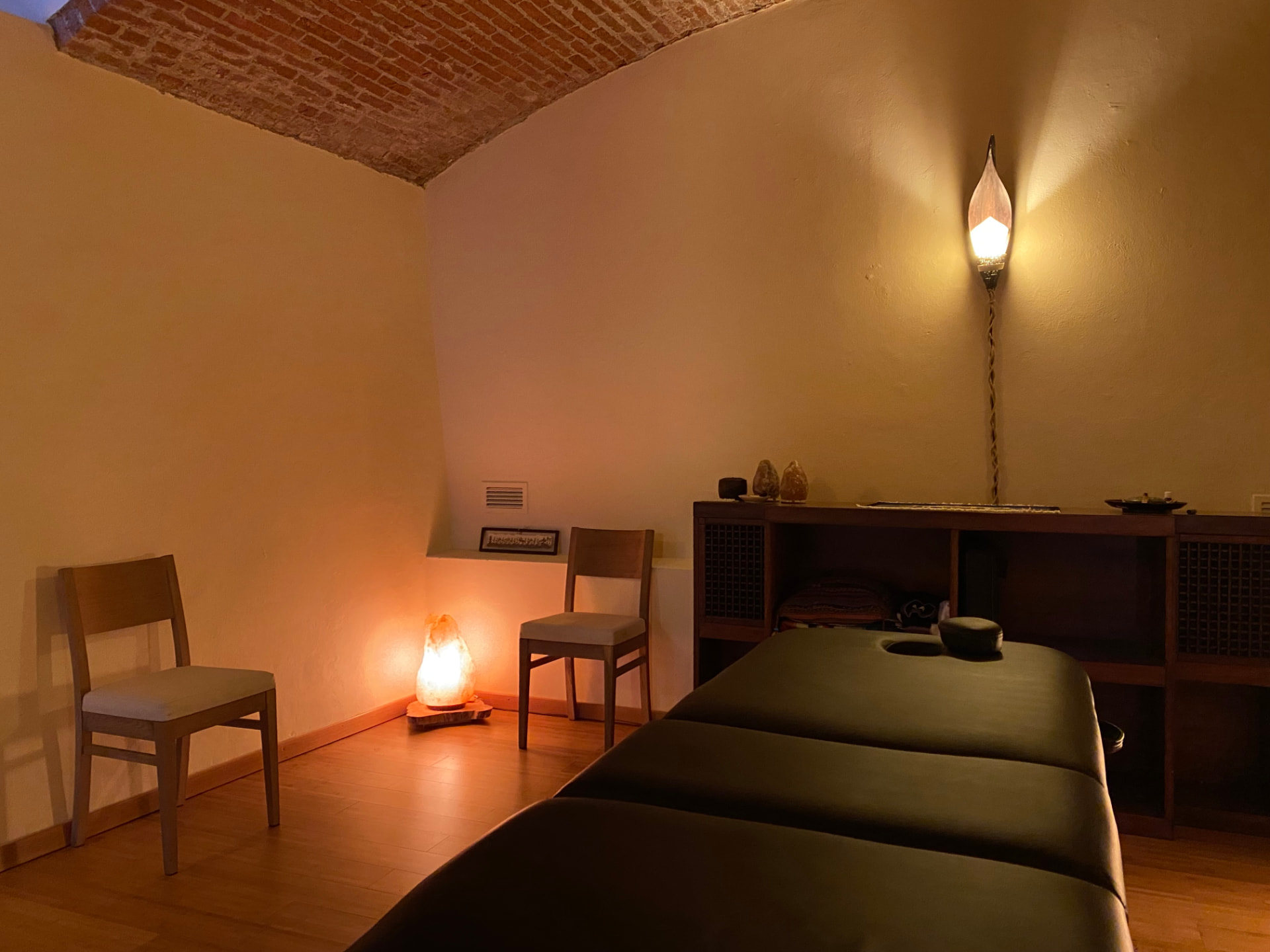 Il vecchio studio di Laveno Mombello: lettino da trattamento sotto la volta in mattoni a vista