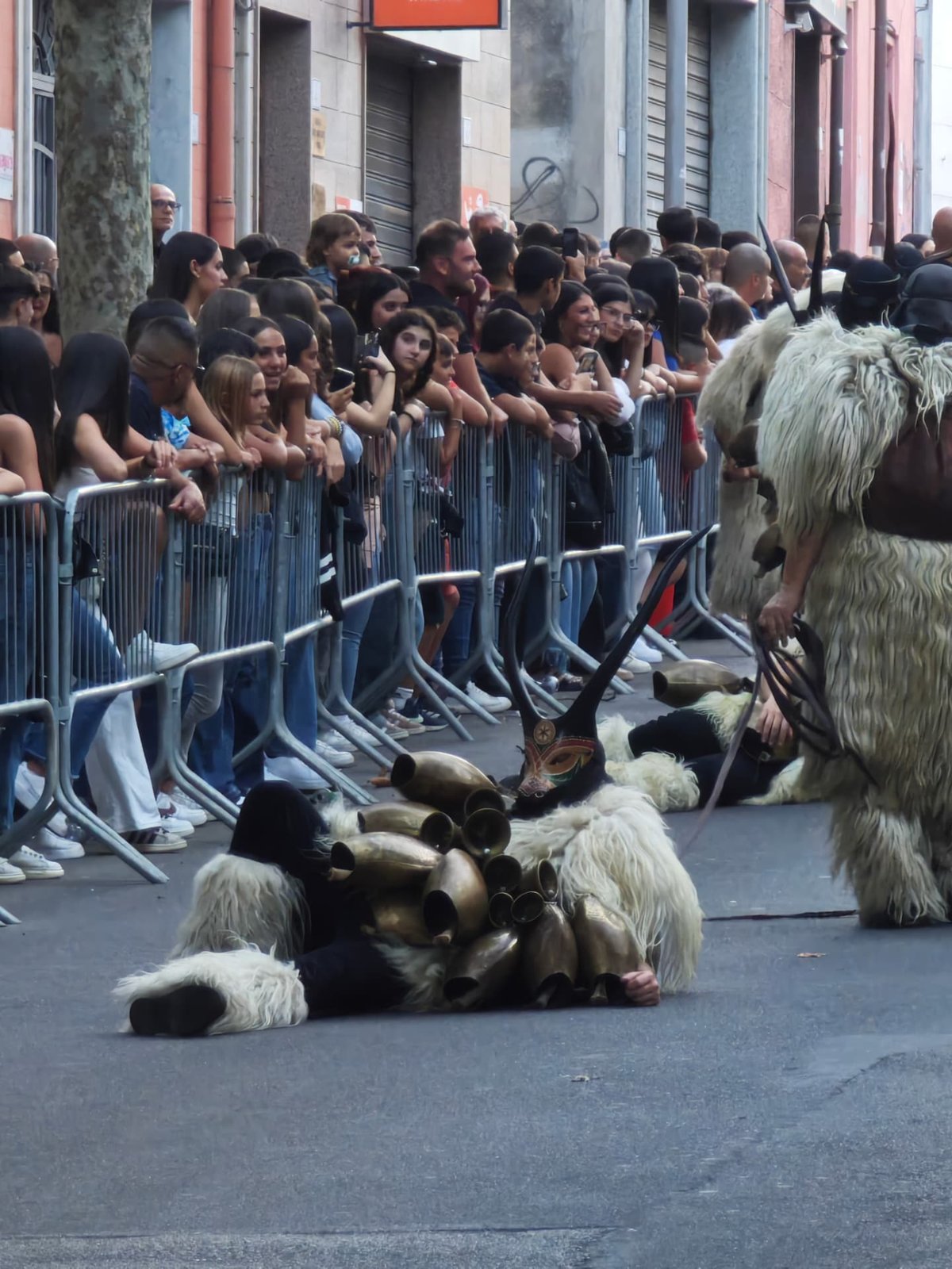 Mamuthones in festa tra la folla
