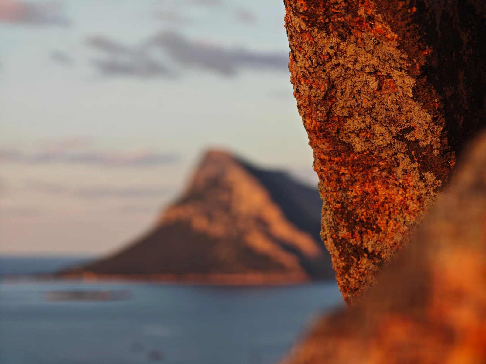 Tavolara al tramonto tra le rocce di granito