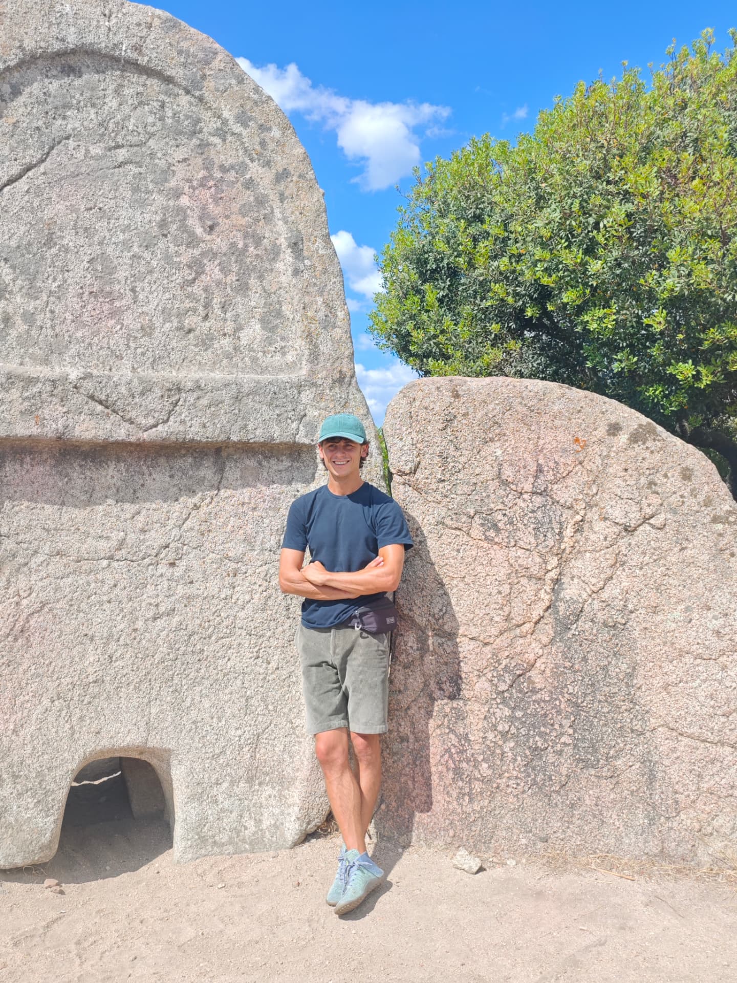 Simone tra le rocce di granito