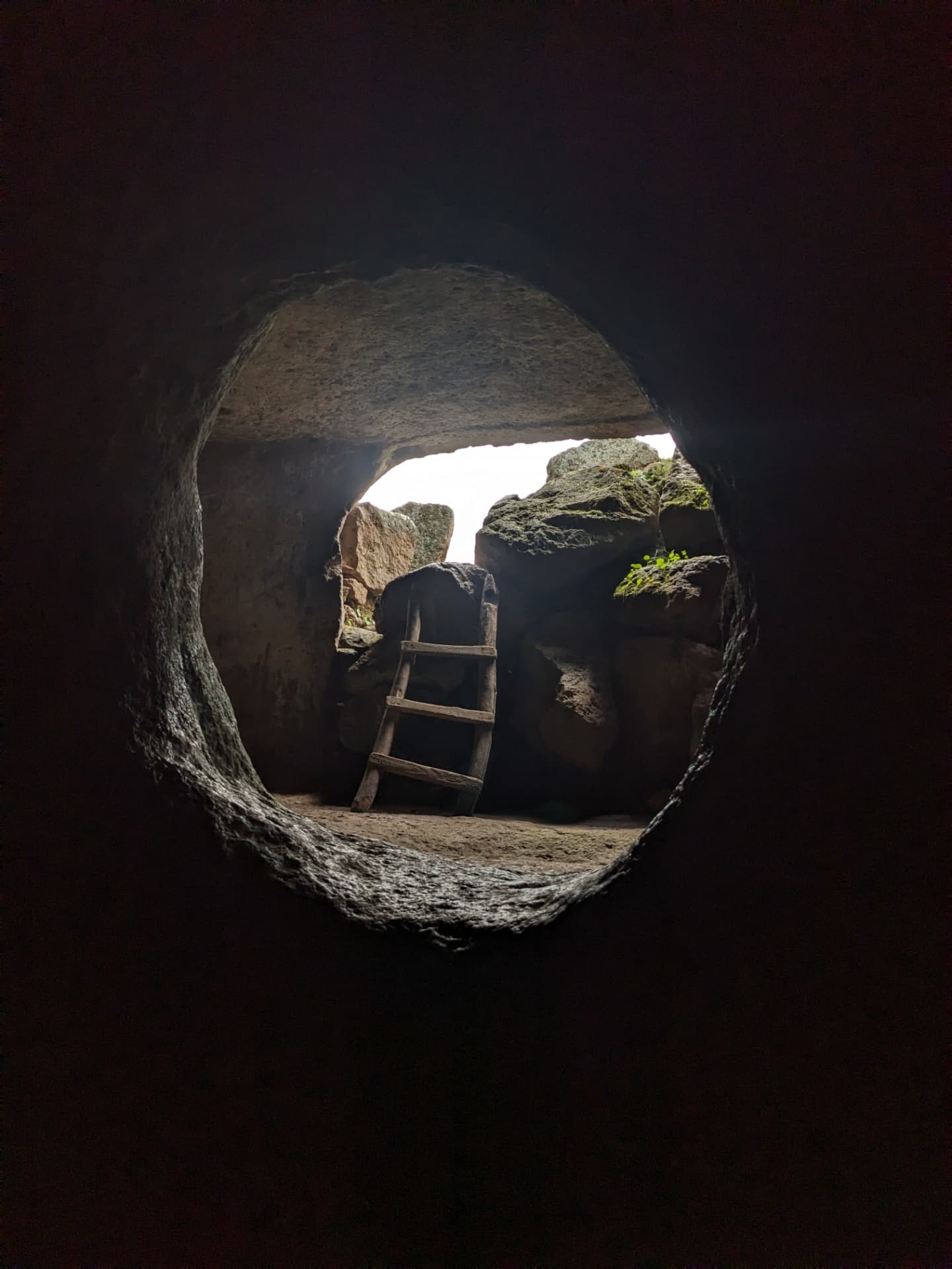 Domus de Janas, luce dall'ingresso