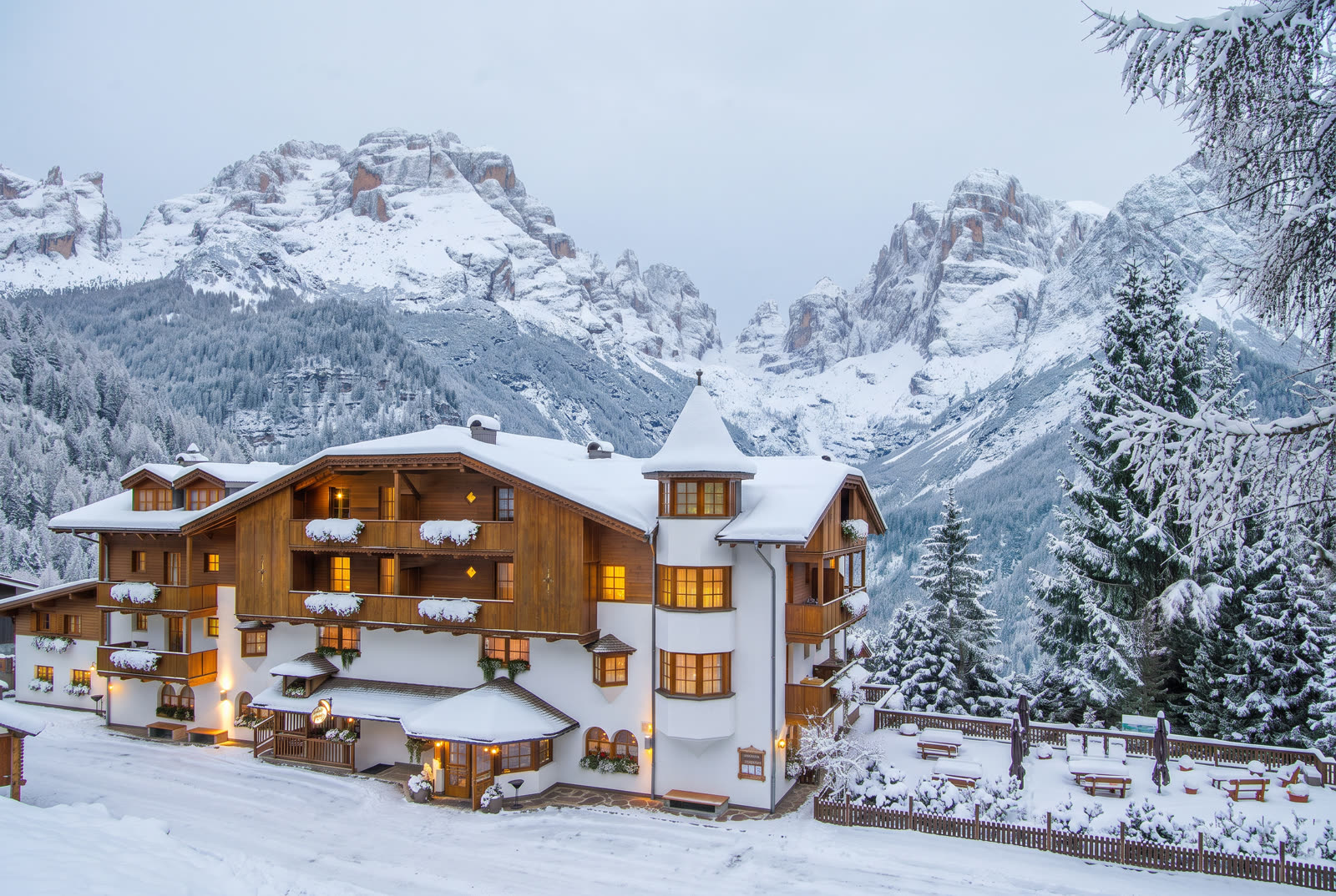 Bio Hotel Hermitage a Madonna di Campiglio nella neve, con le Dolomiti di Brenta sullo sfondo
