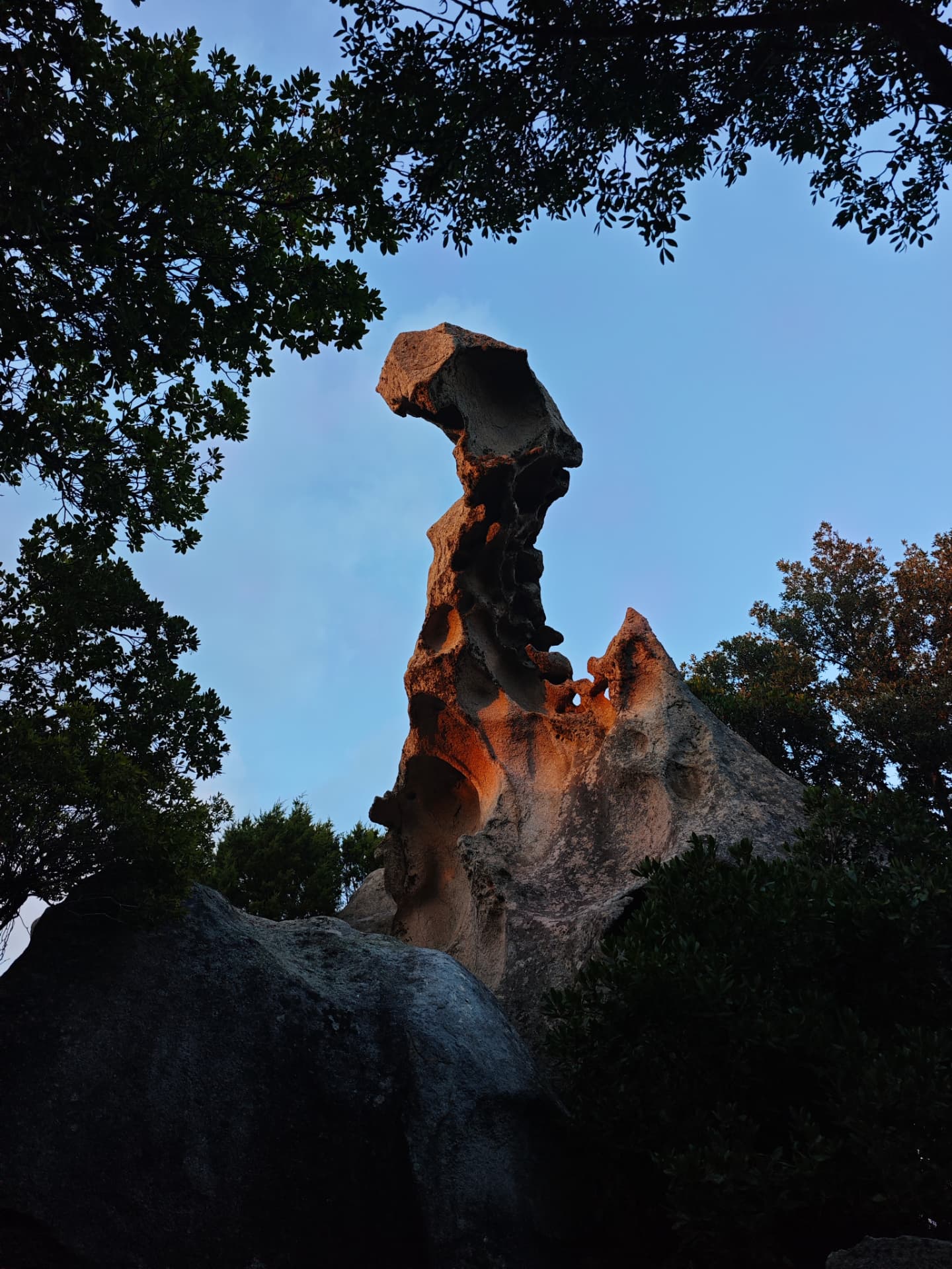 Roccia di granito accesa dal tramonto