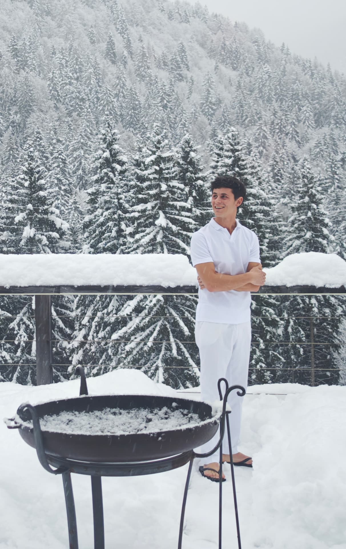 Simone nella neve, in tenuta da lavoro