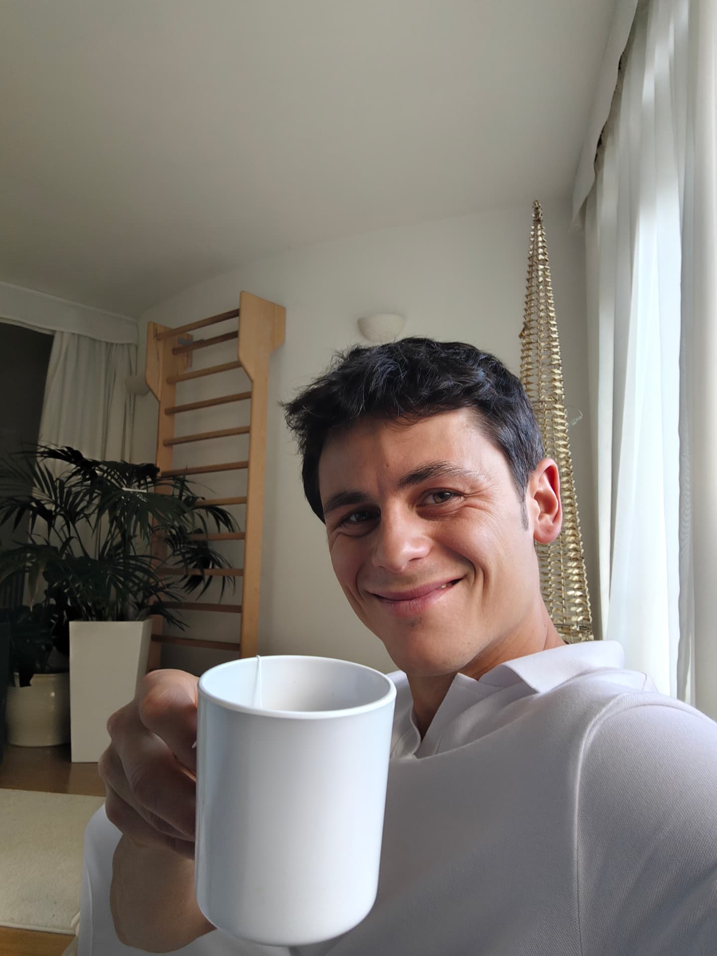 Simone nel suo studio con una tisana